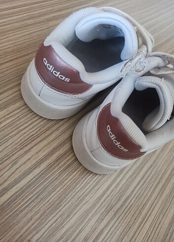 26 Beden beyaz Renk Adidas orjinal ayakkabı