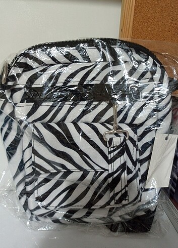 Zebra desenli çapraz çanta 