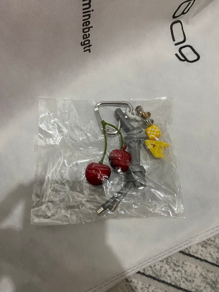 Gri Tokalı çanta charmı - Görsel 4