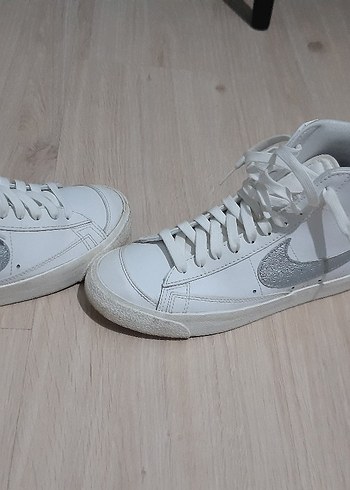 Nike Beyaz Kadın Sneakers Gri Detaylı