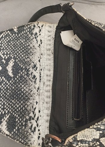 Zincir Detaylı Siyah Yılan Derisi Desenli Deri Çanta - Görsel 2