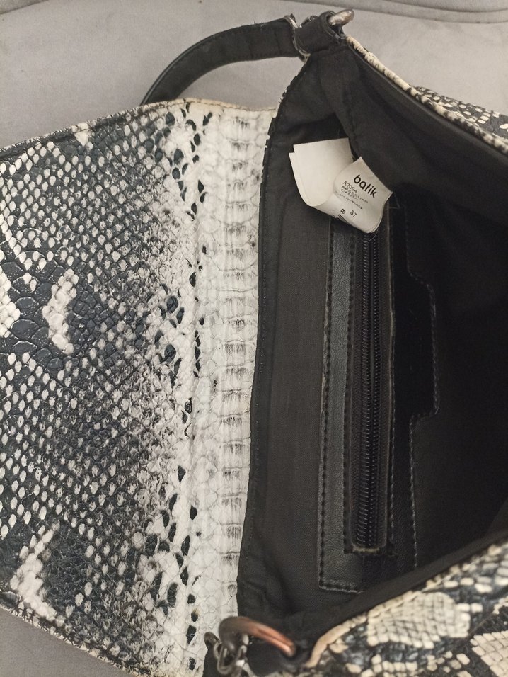 Zincir Detaylı Siyah Yılan Derisi Desenli Deri Çanta - Görsel 2