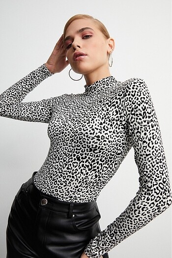SİYAH BEYAZ LEOPAR DESENLİ BODY BLUZ