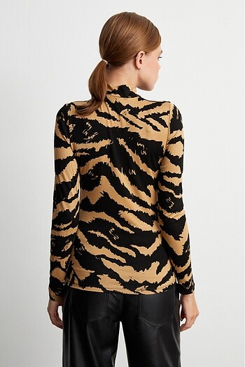 m Beden camel Renk CAMEL SİYAH KIRÇIL DESENLİ BODY BLUZ