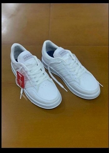 Beyaz Adidas Bağcıklı Spor Ayakkabı