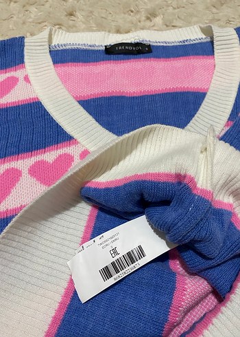 Kalp Desenli V Yaka Örgü Süveter - Görsel 4