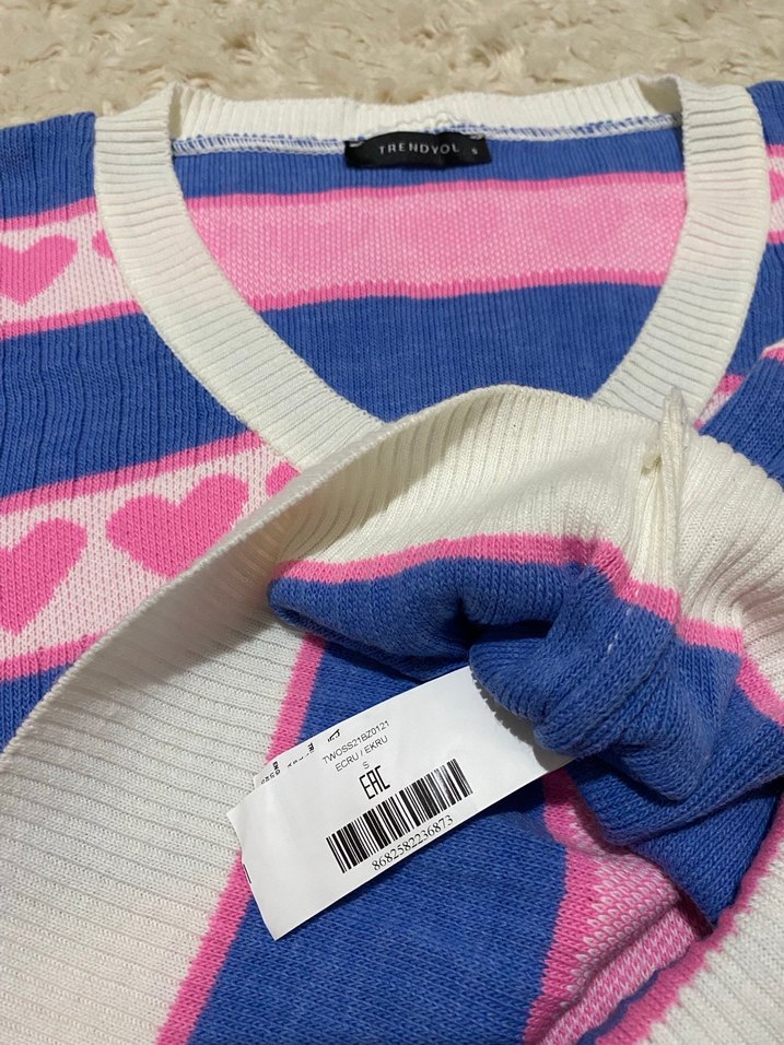 Kalp Desenli V Yaka Örgü Süveter - Görsel 4