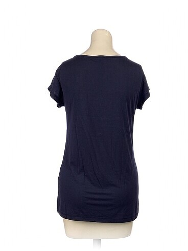 40 Beden PreLoved T-shirt %70 İndirimli.