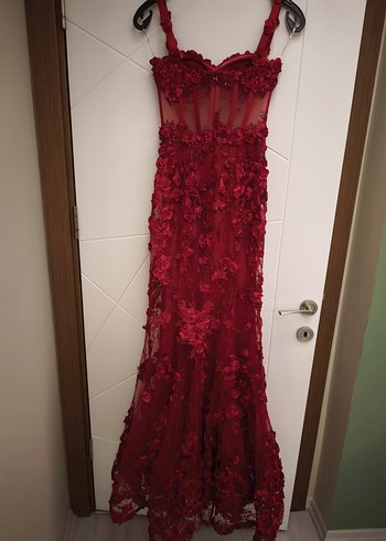 Alfabeta Kırmızı Çiçek İşlemeli Uzun Abiye Elbise - Görsel 3