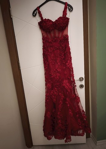 Alfabeta Kırmızı Çiçek İşlemeli Uzun Abiye Elbise - Görsel 2