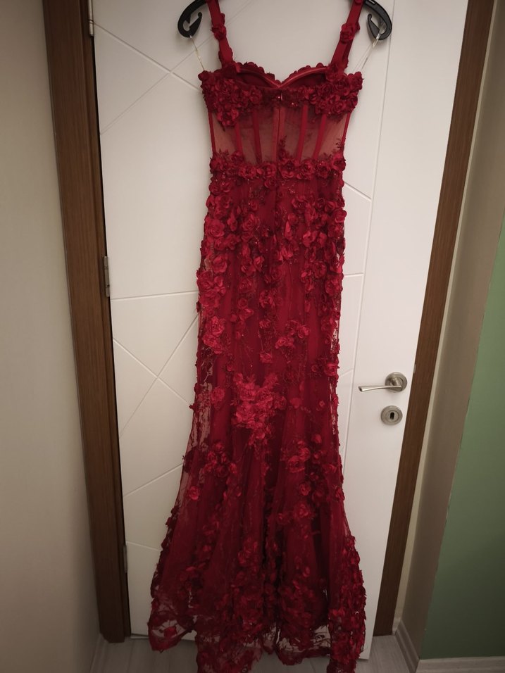 Alfabeta Kırmızı Çiçek İşlemeli Uzun Abiye Elbise - Görsel 3