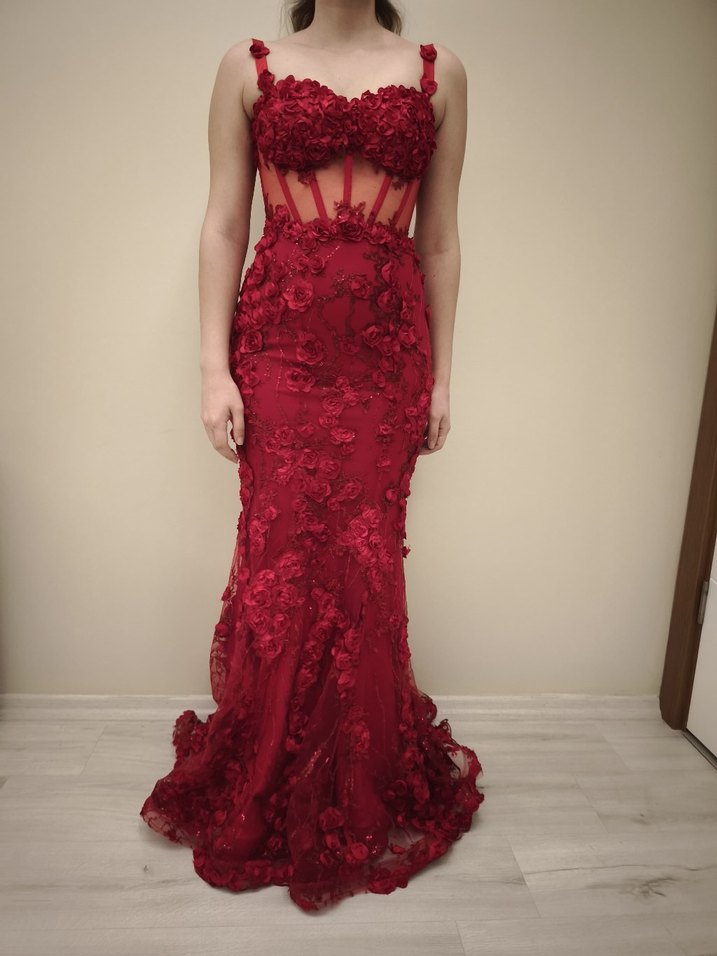 Alfabeta Kırmızı Çiçek İşlemeli Uzun Abiye Elbise - Görsel 5