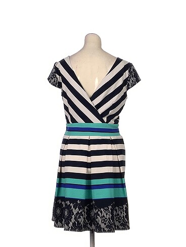 40 Beden PreLoved Kısa Elbise %70 İndirimli.