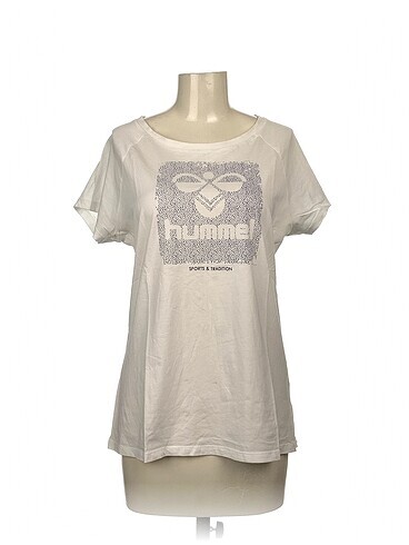 Hummel T-shirt %70 İndirimli.
