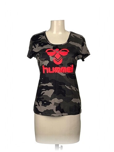 Hummel T-shirt %70 İndirimli.