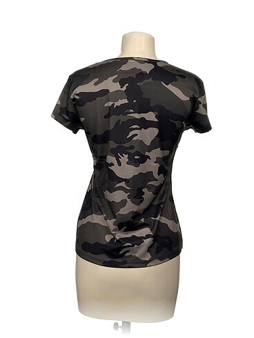 m Beden Hummel T-shirt %70 İndirimli.