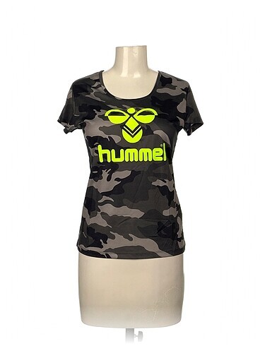 Hummel T-shirt %70 İndirimli.