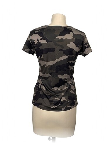 m Beden Hummel T-shirt %70 İndirimli.