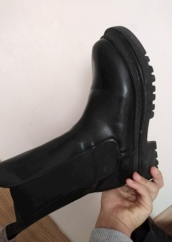 Bershka Kadın Siyah Deri Topuklu Bot