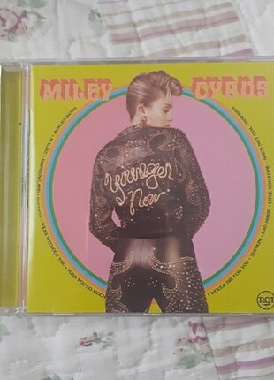 Miley Cyrus - Younger Now
