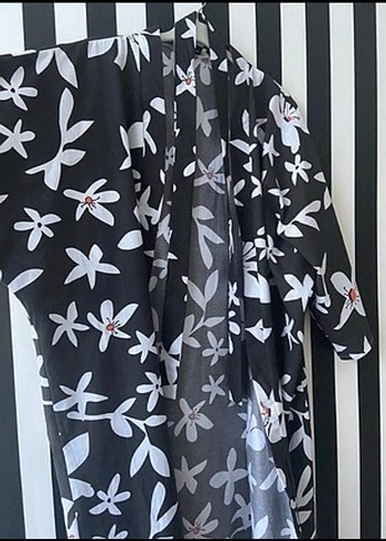 Çiçek Desenli Siyah Uzun Kimono