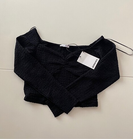 Bershka Omuzları Düşük Bluz Crop