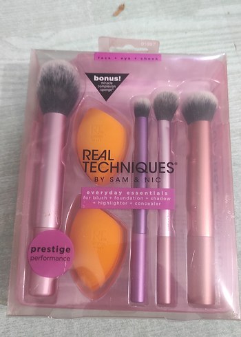 Pastel Pembe Makyaj Fırça Seti ve Sünger