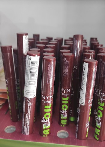 NYX Burgundy Ruj Parlatıcı - Görsel 3