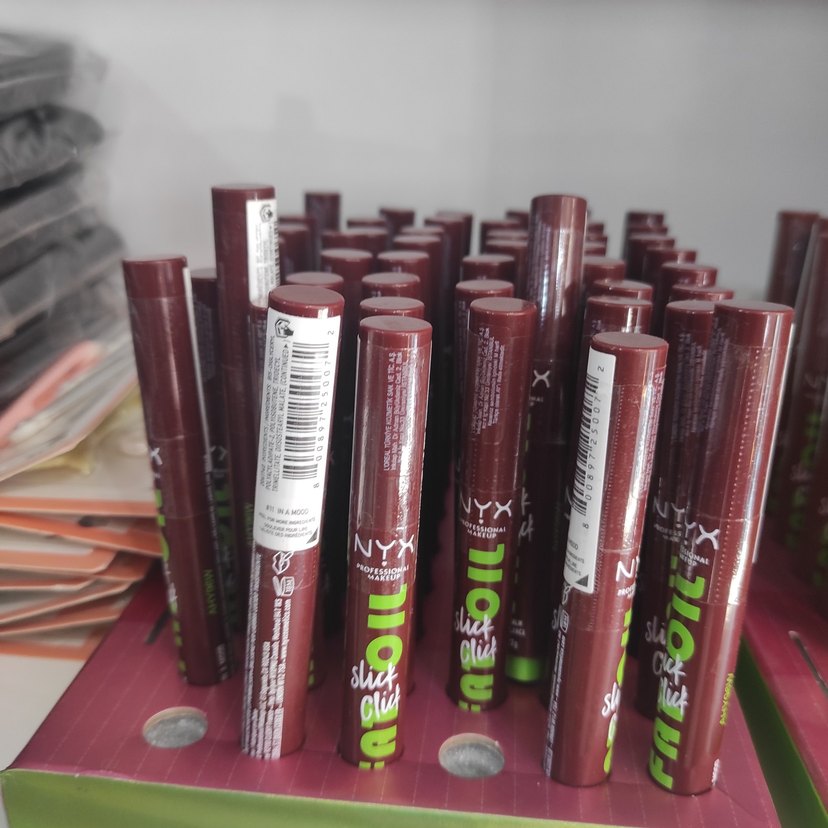 NYX Burgundy Ruj Parlatıcı - Görsel 3