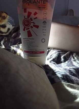 Solante acnes tinted güneş kremi