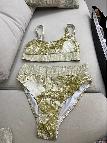 Yeniden farksız bikini takım
