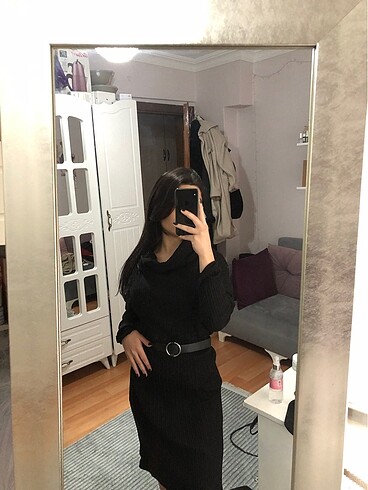 Siyah Boğazı Düşük Triko Elbise