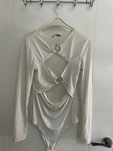 Beyaz trendyol crop halka detaylı