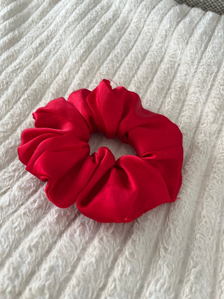 Kırmızı Fırfırlı Saten Toka - Görsel 2