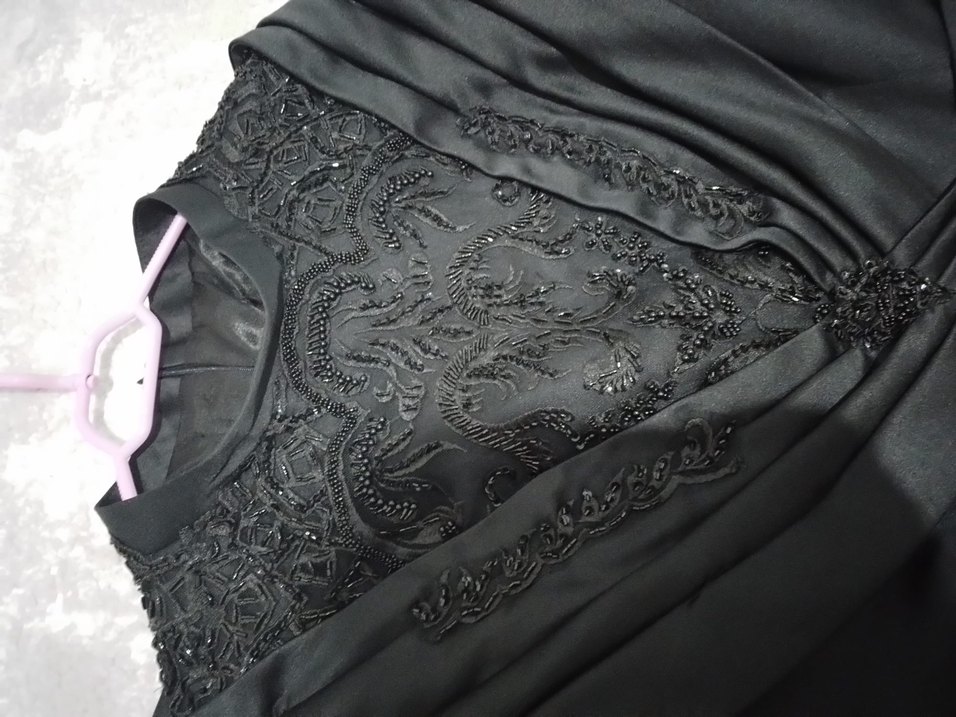 Uzun Kollu İşlemeli siyah elbise - Görsel 3