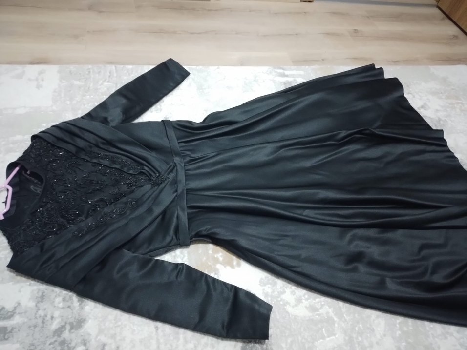 Uzun Kollu İşlemeli siyah elbise - Görsel 2