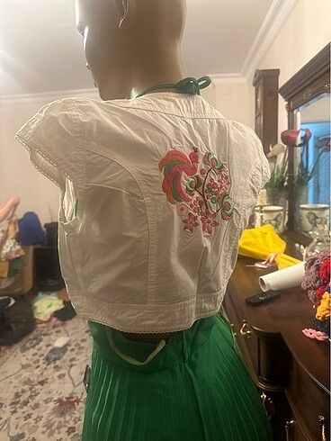 s Beden Arkası İşlemeli Crop Üst