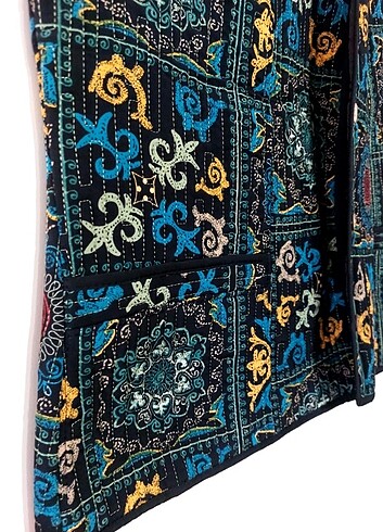 48 Beden ETNİK YELEK.62×69 cm.Kırgızistanda dikilmiştir,pamukludur ve ast