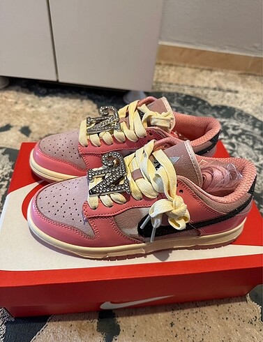 Pembe nike