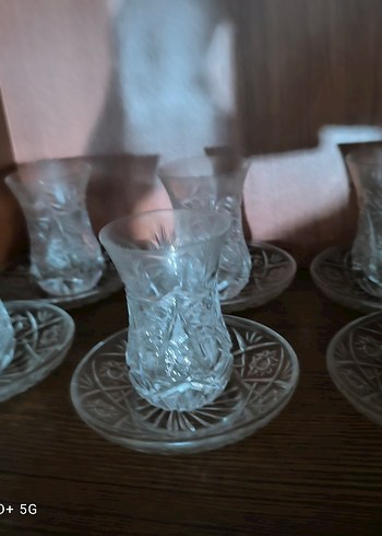 Beyaz Desenli Çay Bardakları ve Tabağı