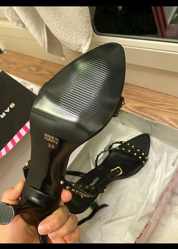 Siyah zımba detaylı topuklu ayakkabı - Görsel 3