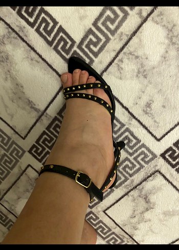 Siyah zımba detaylı topuklu ayakkabı - Görsel 2