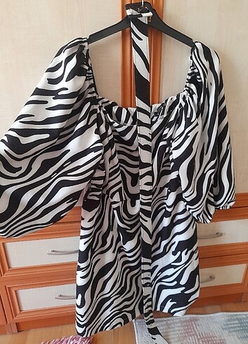 Gece elbisesi zebra desenli 