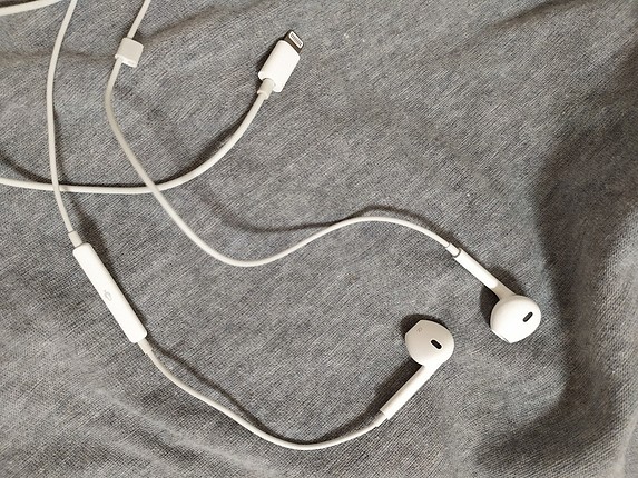 iPhone 7 kulaklık orjinaldir hiçbir sorunu yok 