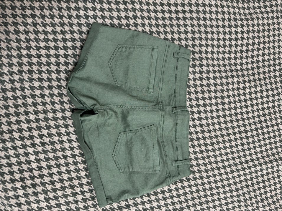 Düğmeli Salaş Kesim Mini Şort - Görsel 2