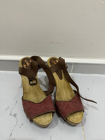 Elle tahta topuklu platform