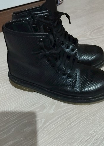 Polaris Siyah Yılan Derisi Desenli Kadın Bot