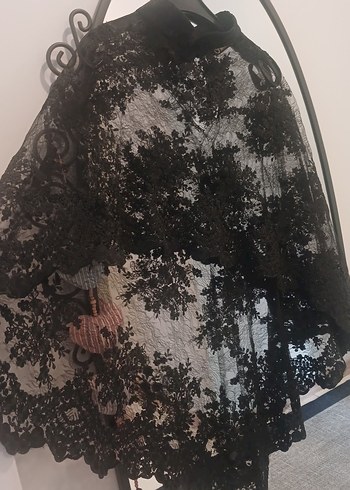 Dantel Detaylı Siyah Pelerin - Görsel 4