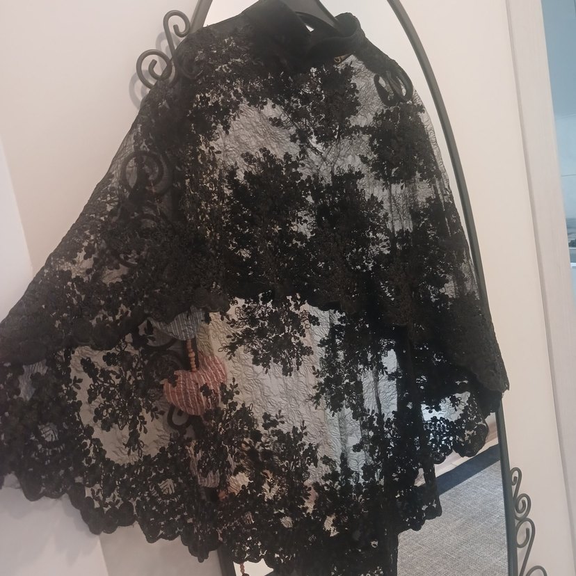 Dantel Detaylı Siyah Pelerin - Görsel 4