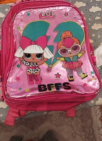  Okul çantası 